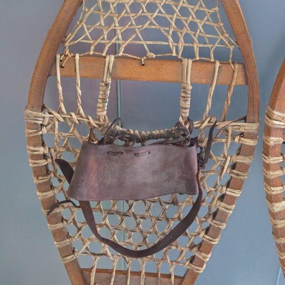 Wood and Rawhide Vintage Traditional Huron Snowshoes 43" x13.5", made in Canada - Picture 14 of 16